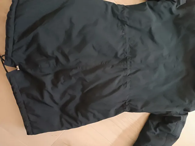 Abrigo de mujer negro con capucha