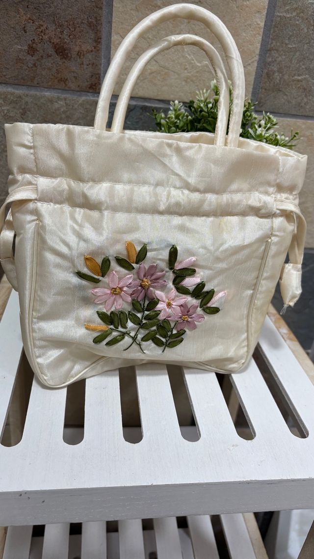 Bolso de mano bordado flores