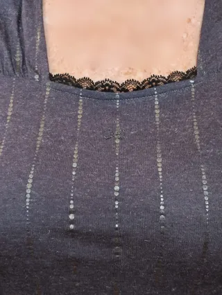 Camiseta manga larga morada con detalles plateados