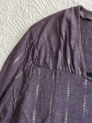 Camiseta manga larga morada con detalles plateados