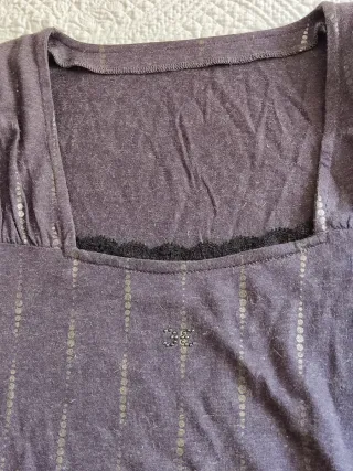 Camiseta manga larga morada con detalles plateados