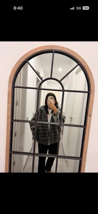 Abrigo pelo sintético gris con capucha