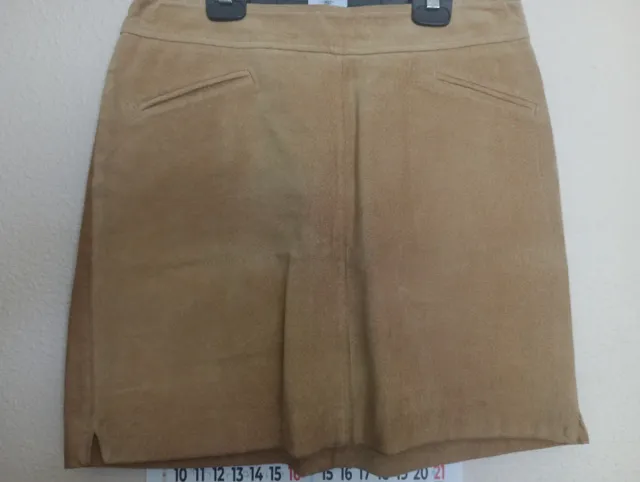 Falda piel vuelta beige y otra en gris de fantasia