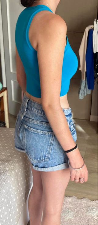 Top Zara turquesa y short vaquero