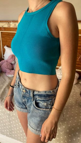 Top Zara turquesa y short vaquero