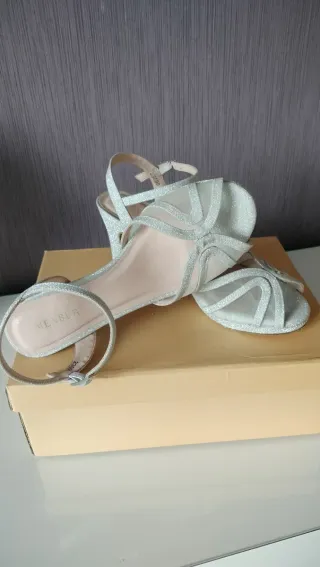 Sandalias plateadas elegantes MENBUR.