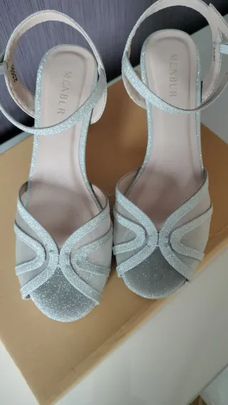 Sandalias plateadas elegantes MENBUR.