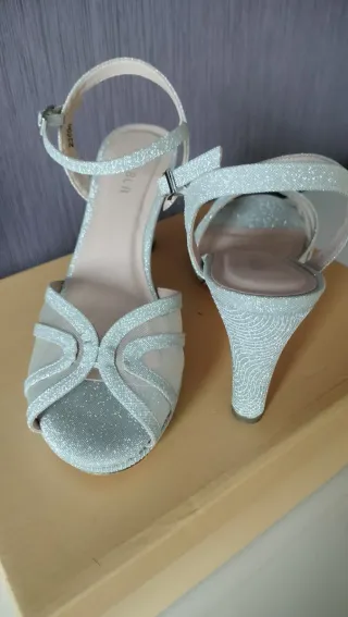 Sandalias plateadas elegantes MENBUR.