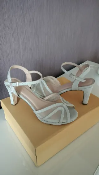 Sandalias plateadas elegantes MENBUR.