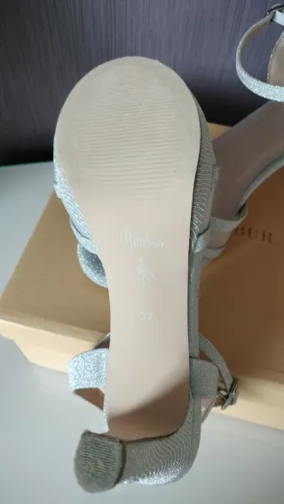 Sandalias plateadas elegantes MENBUR.