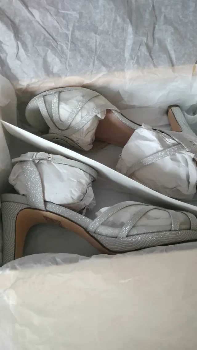 Sandalias plateadas elegantes MENBUR.