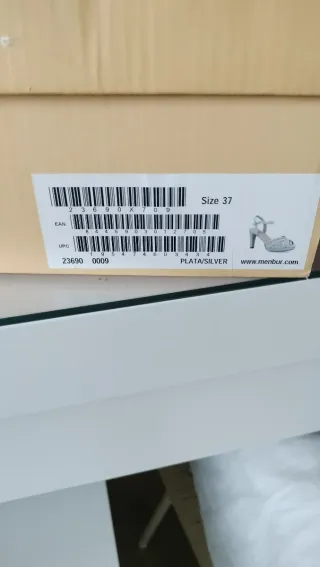 Sandalias plateadas elegantes MENBUR.