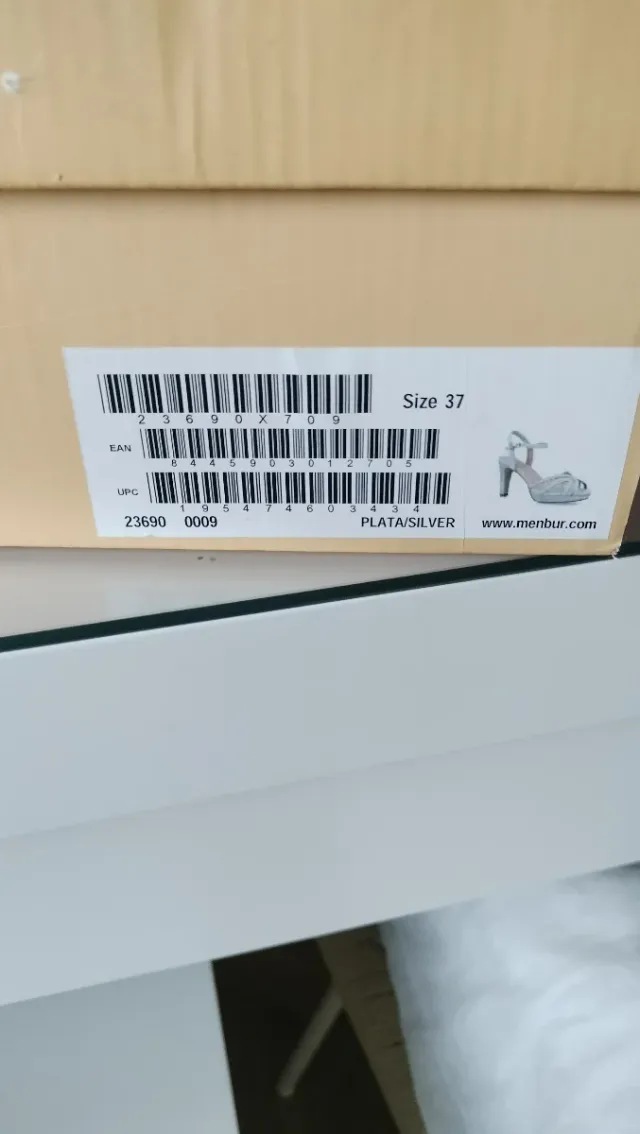 Sandalias plateadas elegantes MENBUR.