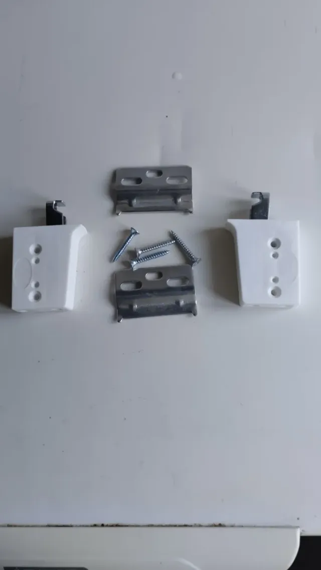 Ganci per appendere stipetti - metallo e plastica