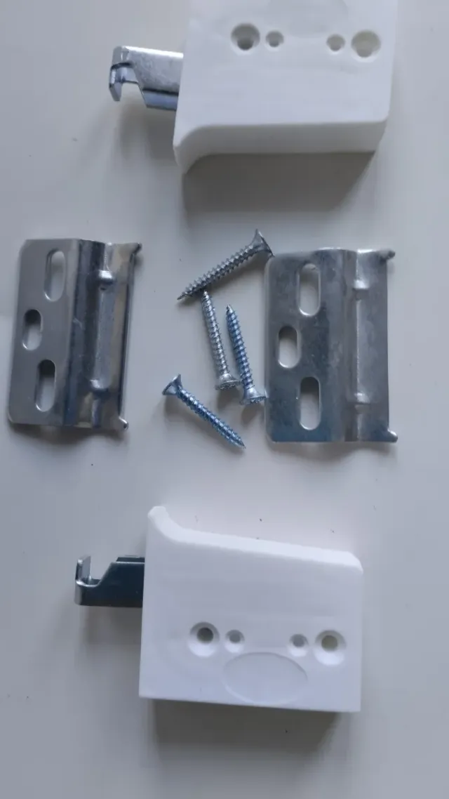 Ganci per appendere stipetti - metallo e plastica