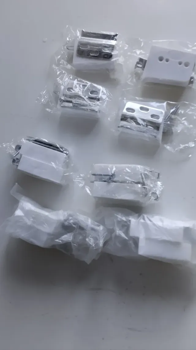 Ganci per appendere stipetti - metallo e plastica