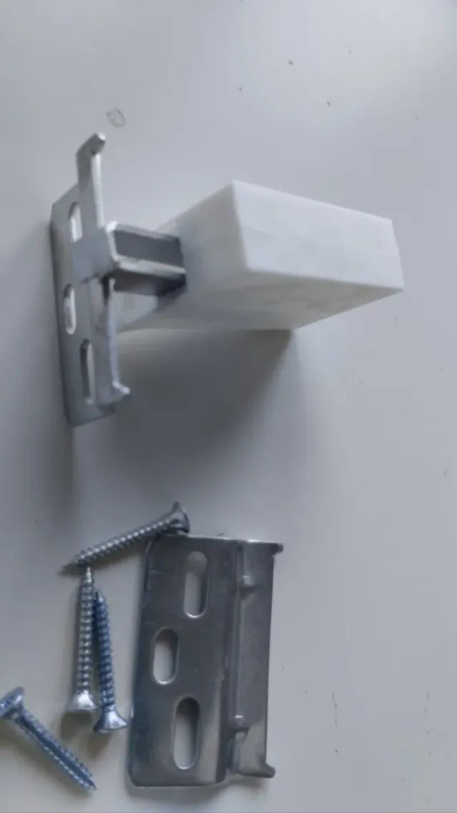 Ganci per appendere stipetti - metallo e plastica