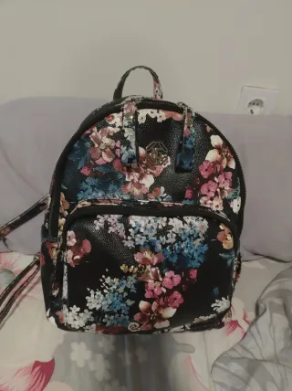 Mochila floral negra y multicolor