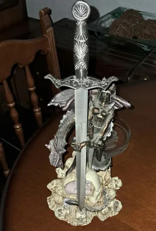 Figura de dragón y guerrera con espada