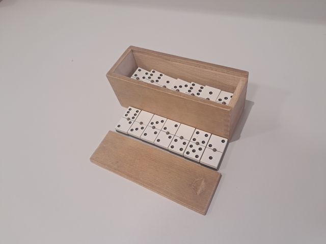 Juego de mesa dominó de madera