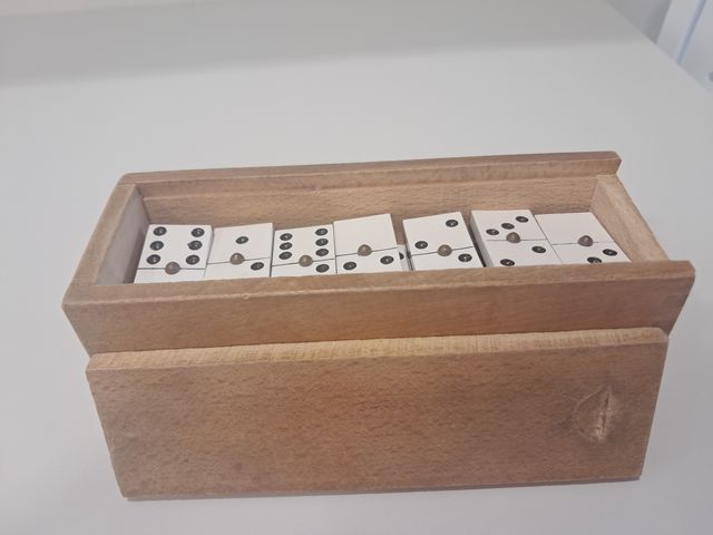 Juego de mesa dominó de madera