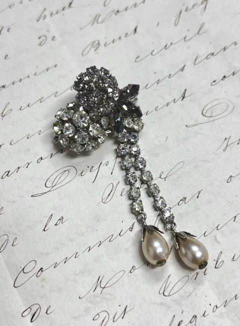 Broche de pedrería y perlas