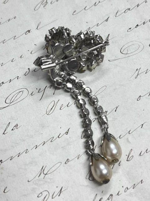 Broche de pedrería y perlas