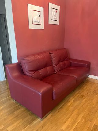 Sofá de piel rojo