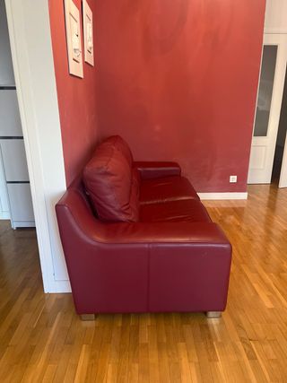 Sofá de piel rojo