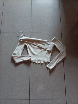 Top Bershka beige manga larga asimétrico