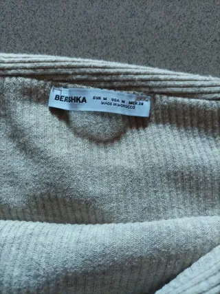 Top Bershka beige manga larga asimétrico
