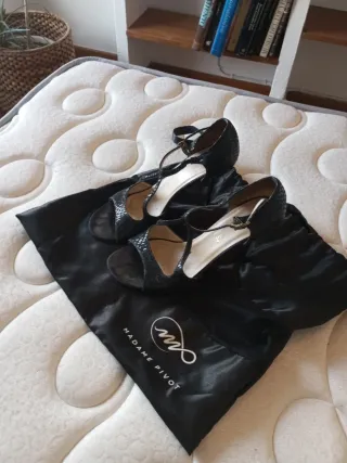 Zapatos de tango Madame Pivot negros.
