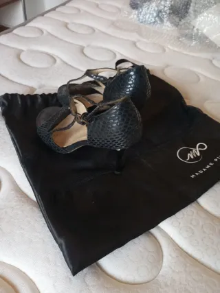 Zapatos de tango Madame Pivot negros.