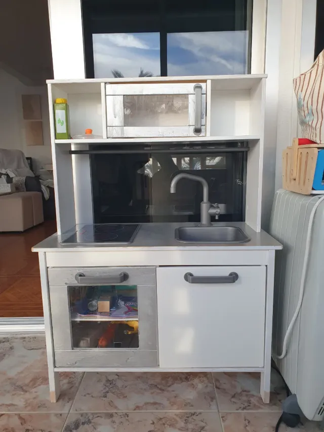 Cocina infantil de madera.
