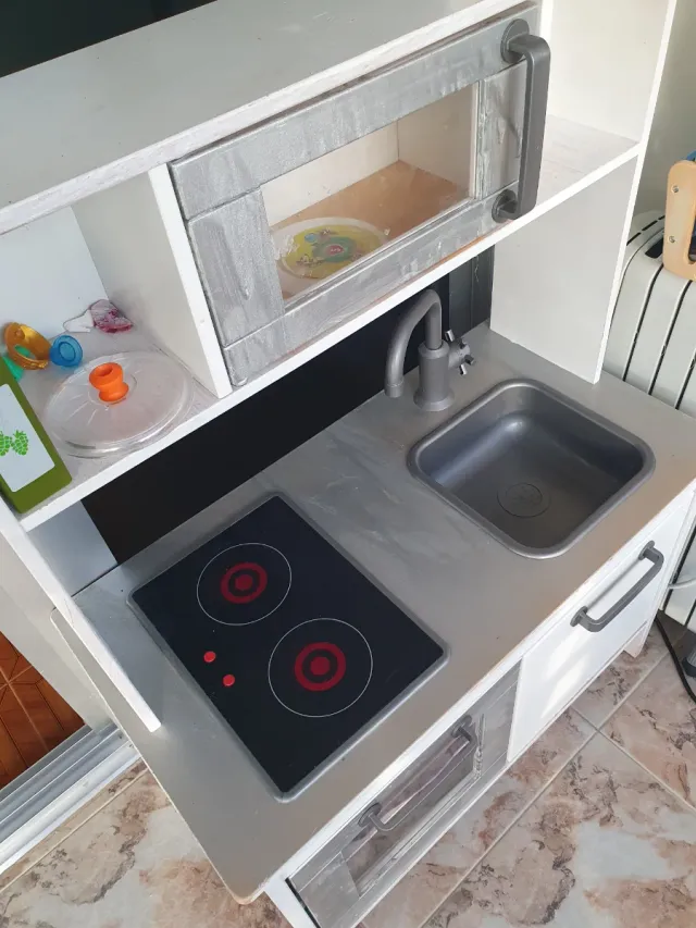 Cocina infantil de madera.