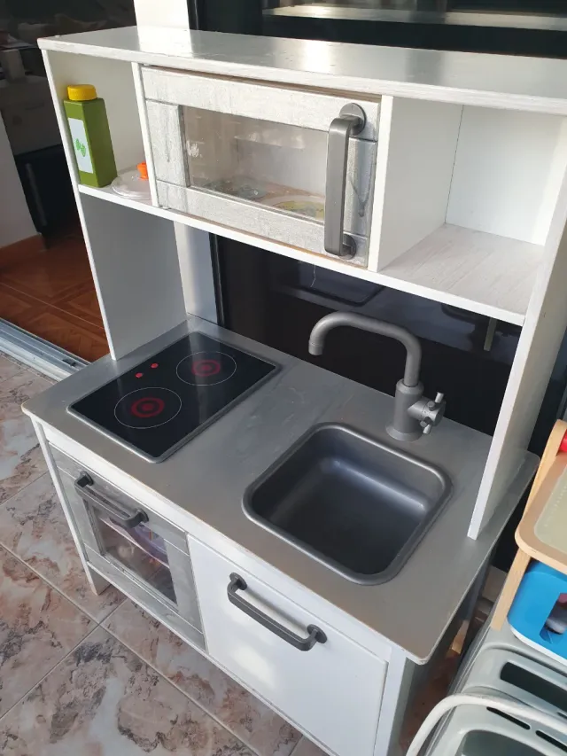 Cocina infantil de madera.