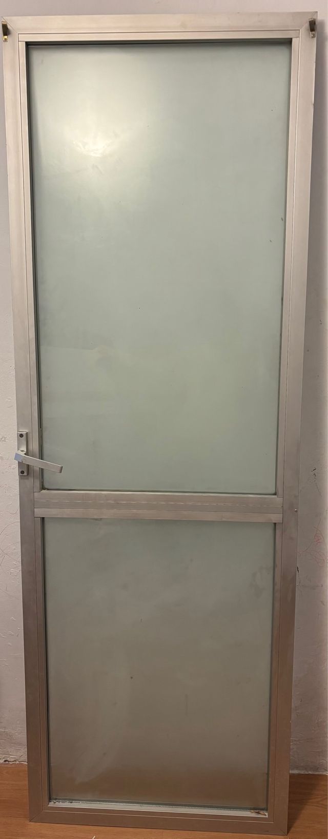 Puerta de aluminio con vidrio esmerilado