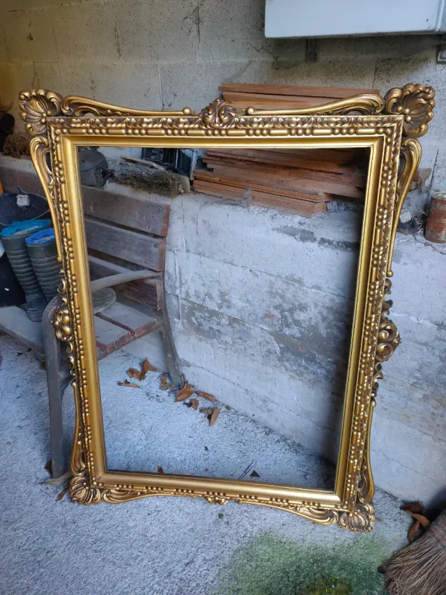 Marco de espejo dorado antiguo