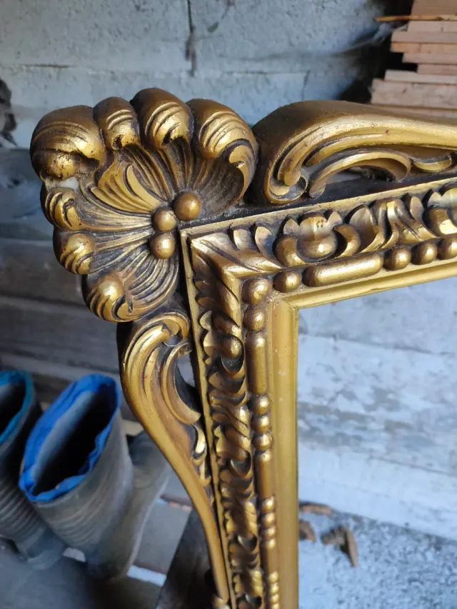 Marco de espejo dorado antiguo