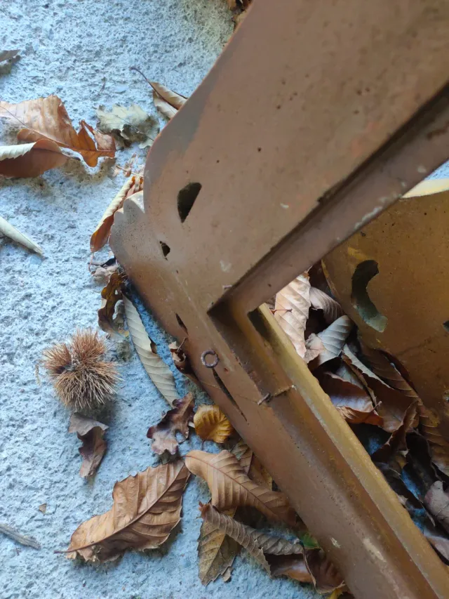 Marco de espejo dorado antiguo