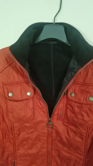 Chaqueta Barbour acolchada roja y negra