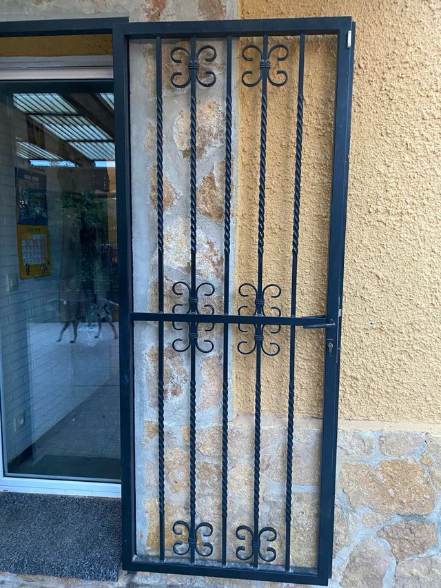 Reja de seguridad para puerta
