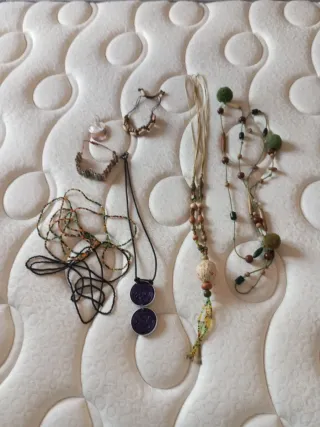 Lote de abalorios y collares