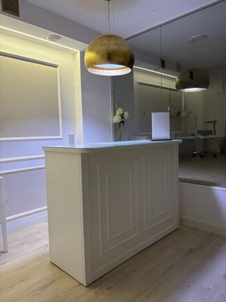 Mostrador Recepción Blanco y Dorado