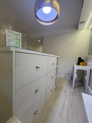 Mostrador Recepción Blanco y Dorado