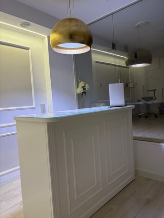 Mostrador Recepción Blanco y Dorado