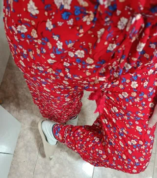 Mono largo y fresco, estampado flores rojo