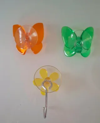 Appendiabiti a ventosa farfalla e fiore
