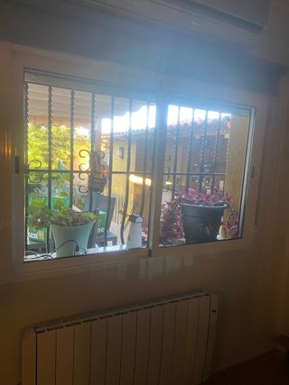 Ventana con persianas