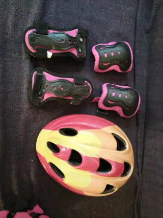 Casco y protecciones patinaje niña